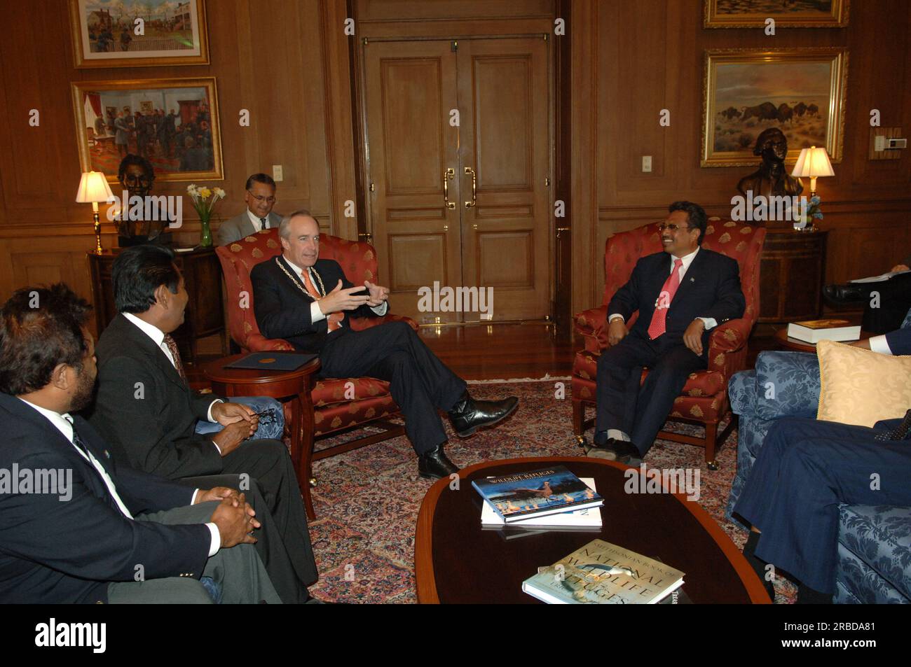 Treffen von Staatssekretär Dirk Kempthorne im Hauptinneren mit einer Regierungsdelegation der Republik Palau unter Leitung von Palau-Präsident Tommy Remengesau. Sekretär Kempthorne und Präsident Remengesau erörterten unter anderem die Möglichkeit, auf der Insel Peleliu in Palau ein nationales Kulturerbe zu errichten, sowie die bevorstehende Überprüfung des Palau-U.S. Kompakt der freien Assoziation. Stockfoto
