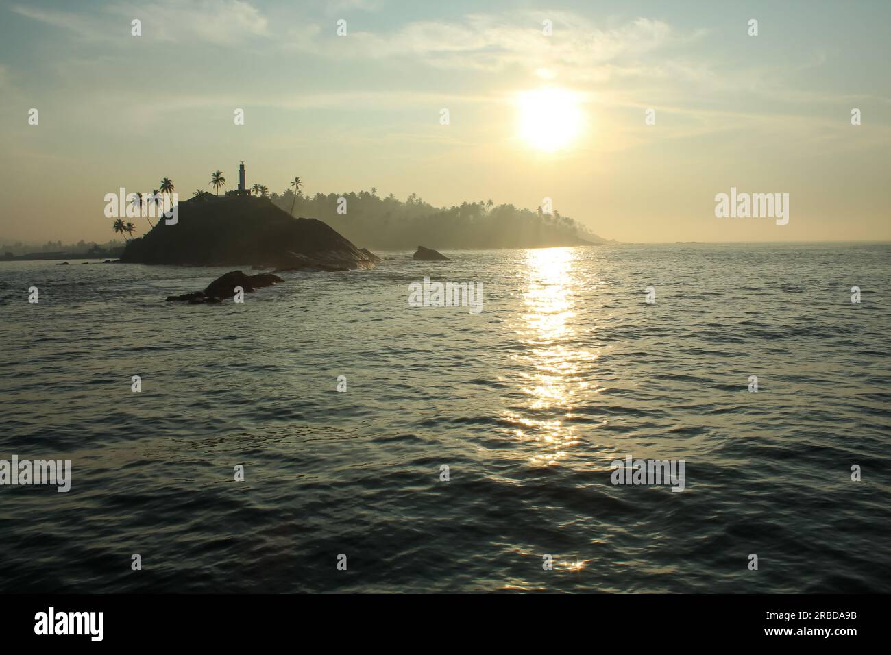 Ein bewölkter Sonnenaufgang auf dem Kokosnusshügel in der westlichen Provinz Mirissa, Sri Lanka. Platz für Text kopieren Stockfoto