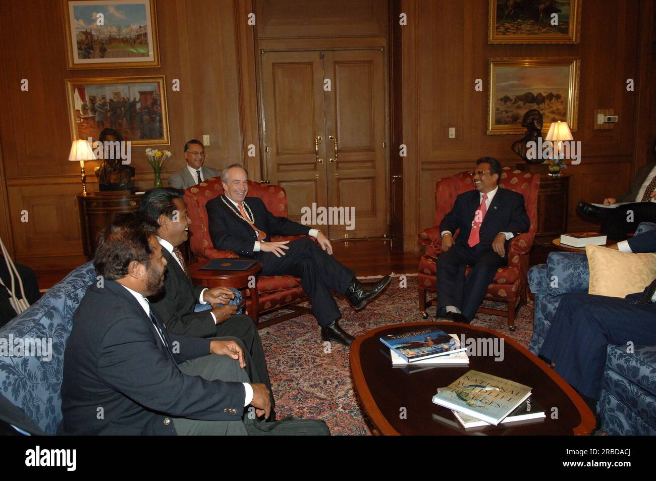 Treffen von Staatssekretär Dirk Kempthorne im Hauptinneren mit einer Regierungsdelegation der Republik Palau unter Leitung von Palau-Präsident Tommy Remengesau. Sekretär Kempthorne und Präsident Remengesau erörterten unter anderem die Möglichkeit, auf der Insel Peleliu in Palau ein nationales Kulturerbe zu errichten, sowie die bevorstehende Überprüfung des Palau-U.S. Kompakt der freien Assoziation. Stockfoto