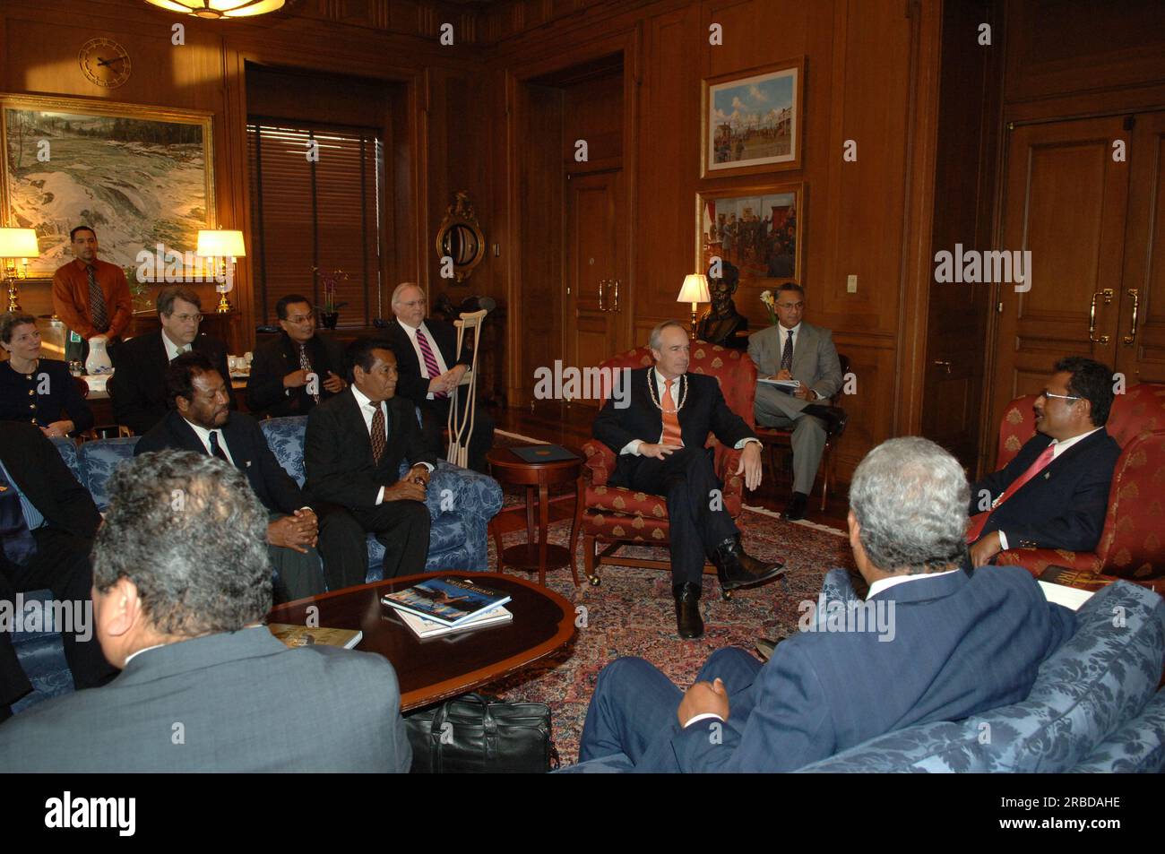 Treffen von Staatssekretär Dirk Kempthorne im Hauptinneren mit einer Regierungsdelegation der Republik Palau unter Leitung von Palau-Präsident Tommy Remengesau. Sekretär Kempthorne und Präsident Remengesau erörterten unter anderem die Möglichkeit, auf der Insel Peleliu in Palau ein nationales Kulturerbe zu errichten, sowie die bevorstehende Überprüfung des Palau-U.S. Kompakt der freien Assoziation. Stockfoto