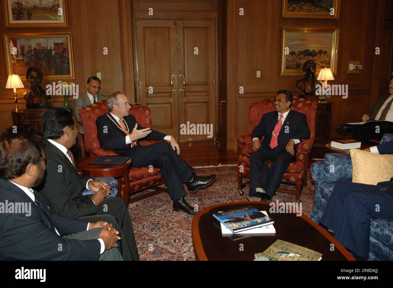 Treffen von Staatssekretär Dirk Kempthorne im Hauptinneren mit einer Regierungsdelegation der Republik Palau unter Leitung von Palau-Präsident Tommy Remengesau. Sekretär Kempthorne und Präsident Remengesau erörterten unter anderem die Möglichkeit, auf der Insel Peleliu in Palau ein nationales Kulturerbe zu errichten, sowie die bevorstehende Überprüfung des Palau-U.S. Kompakt der freien Assoziation. Stockfoto