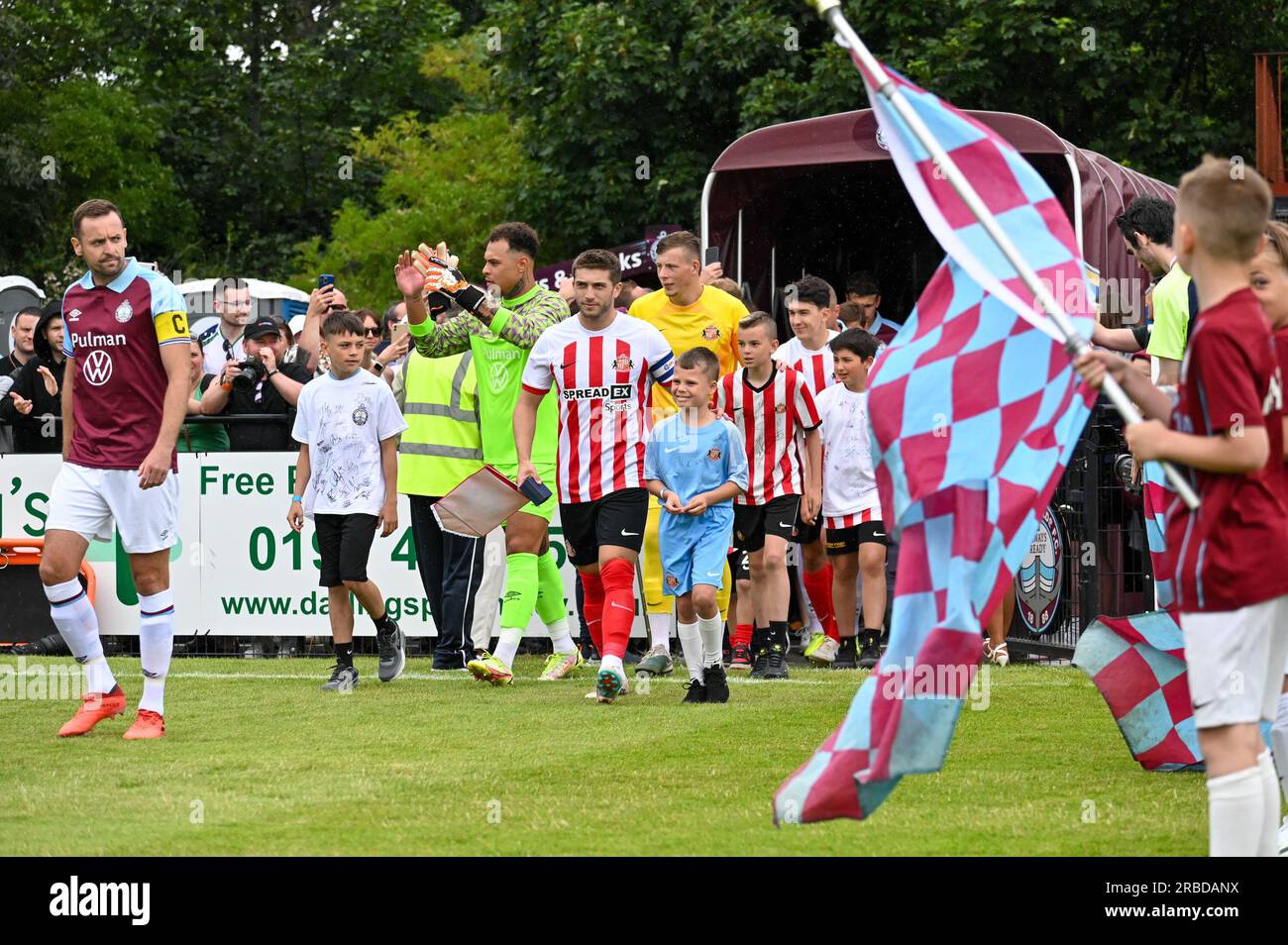 Lynden Gooch, Kapitän des Sunderland AFC, führt seine Seite auf das Spielfeld für den Vorsaison-Freund gegen den South Shields FC. Stockfoto