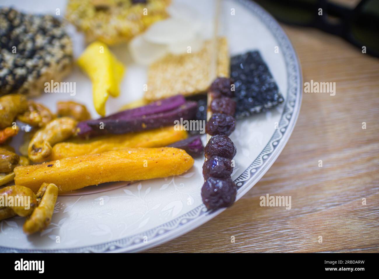 Eine Sammlung thailändischer Snacks Stockfoto