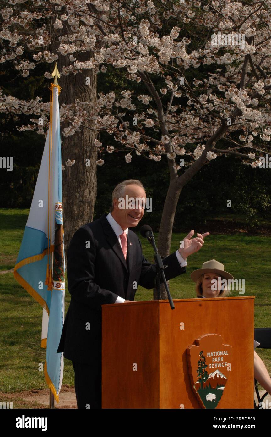 Besuch von Minister Dirk Kempthorne in Washington, D.C. Tidal Basin und Umgebung, wo er zu National Park Service Director Mary Bomar, National Mall and Memorial Parks Superintendent Peggy O'Dell und National Cherry Blossom Festival, Inc. Ging Präsidentin Diana Mayhew für eine Pressekonferenz zur Ankündigung neuer und verbesserter Besucherdienste in der National Mall rechtzeitig zum Cherry Bloossom Festival 2008. Der Minister sprach auch mit Mitarbeitern des National Park Service in den USA Parkpolizei und Besucher rund um das Tidal Basin und die National Mall. Stockfoto