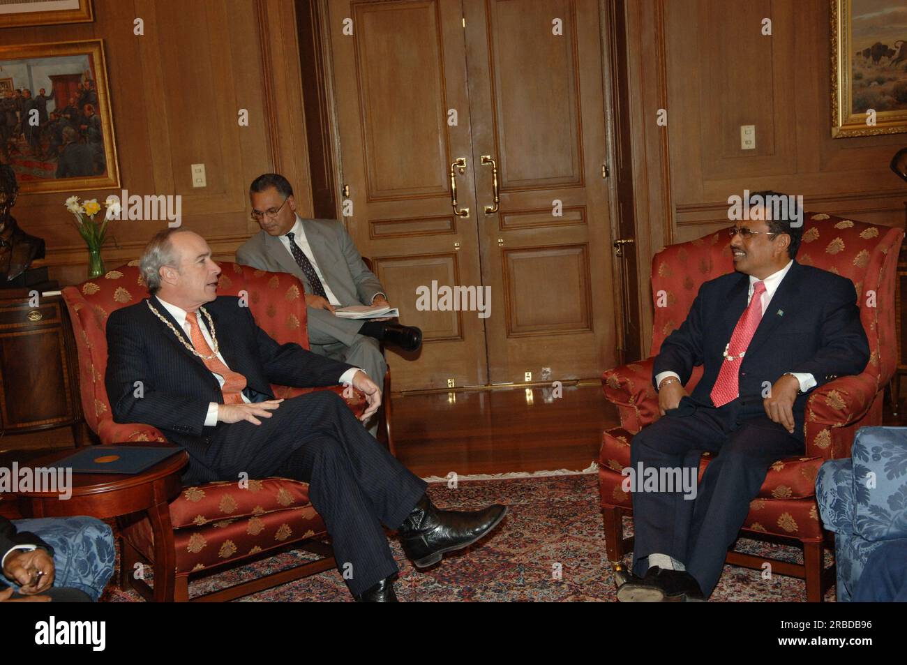 Treffen von Staatssekretär Dirk Kempthorne im Hauptinneren mit einer Regierungsdelegation der Republik Palau unter Leitung von Palau-Präsident Tommy Remengesau. Sekretär Kempthorne und Präsident Remengesau erörterten unter anderem die Möglichkeit, auf der Insel Peleliu in Palau ein nationales Kulturerbe zu errichten, sowie die bevorstehende Überprüfung des Palau-U.S. Kompakt der freien Assoziation. Stockfoto