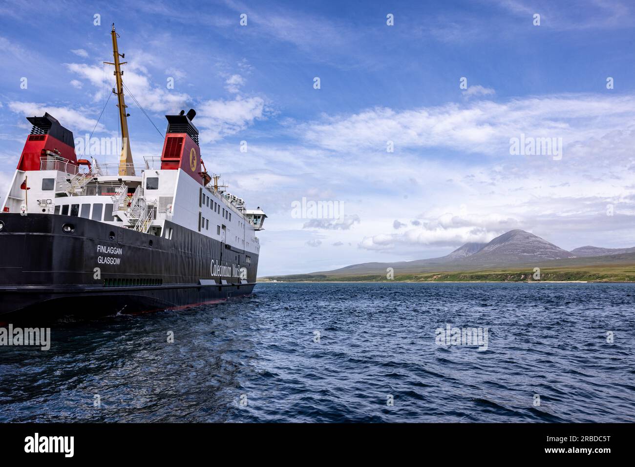 Islay, Vereinigtes Königreich. 08. Juli 2023: MV Finlaggan, eine Passagierfähre, die von Calmac betrieben wird, liegt in Port Askaig auf Islay mit den Papas von Stockfoto