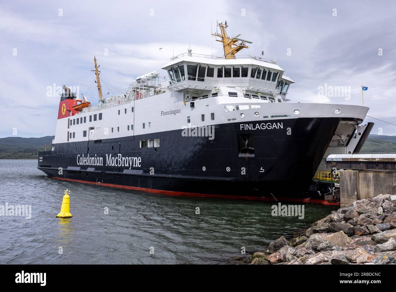 argyll & Bute, Großbritannien. 08. Juli 2023: MV Finlaggan, eine Passagierfähre, die von Calmac betrieben wird, liegt am Kennacraig Ferry Terminal in Stockfoto