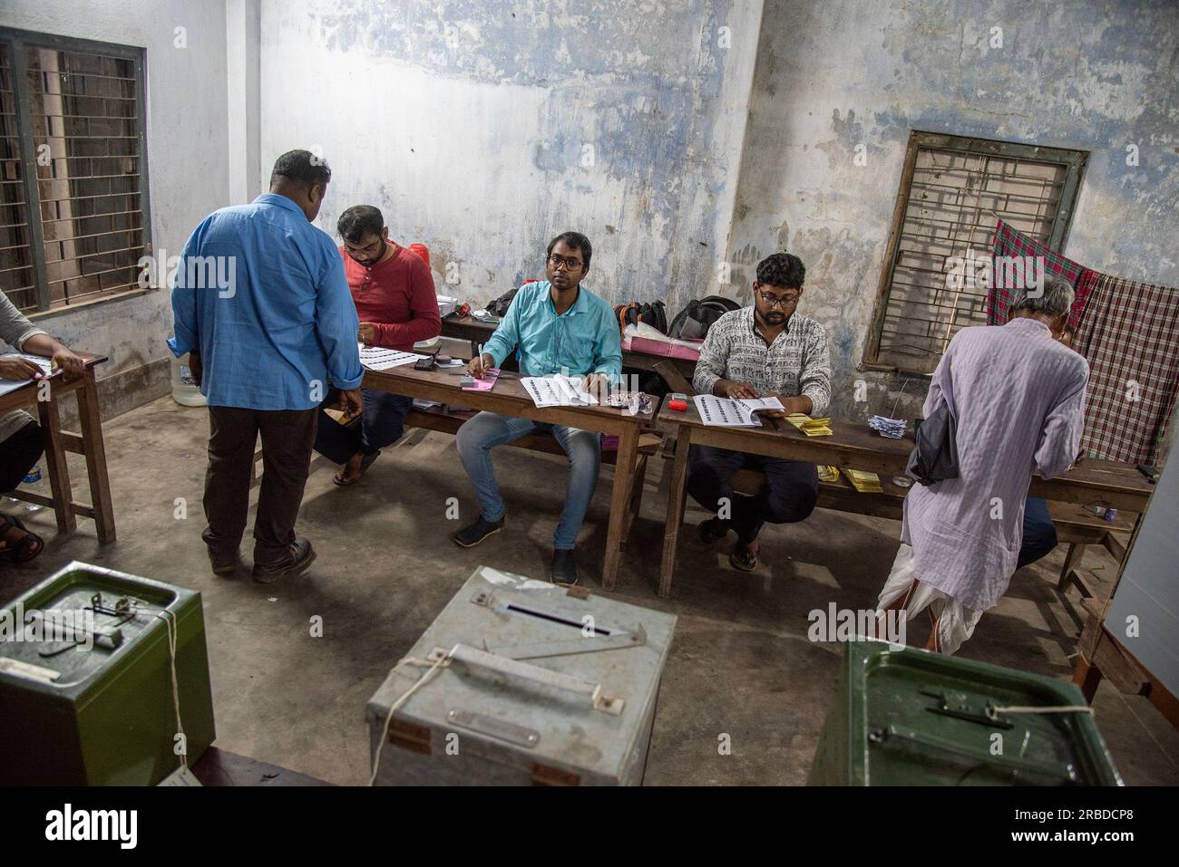 Kalkutta, Westbengalen, Indien. 8. Juli 2023. Verschiedene Momente der eintägigen Panchayat-Wahl in Ashuti-3 2-Gramm Panchayat unter dem Thakurpukur-maheshtala-Block. (Kreditbild: © Amlan Biswas/Pacific Press via ZUMA Press Wire) NUR REDAKTIONELLE VERWENDUNG! Nicht für den kommerziellen GEBRAUCH! Stockfoto