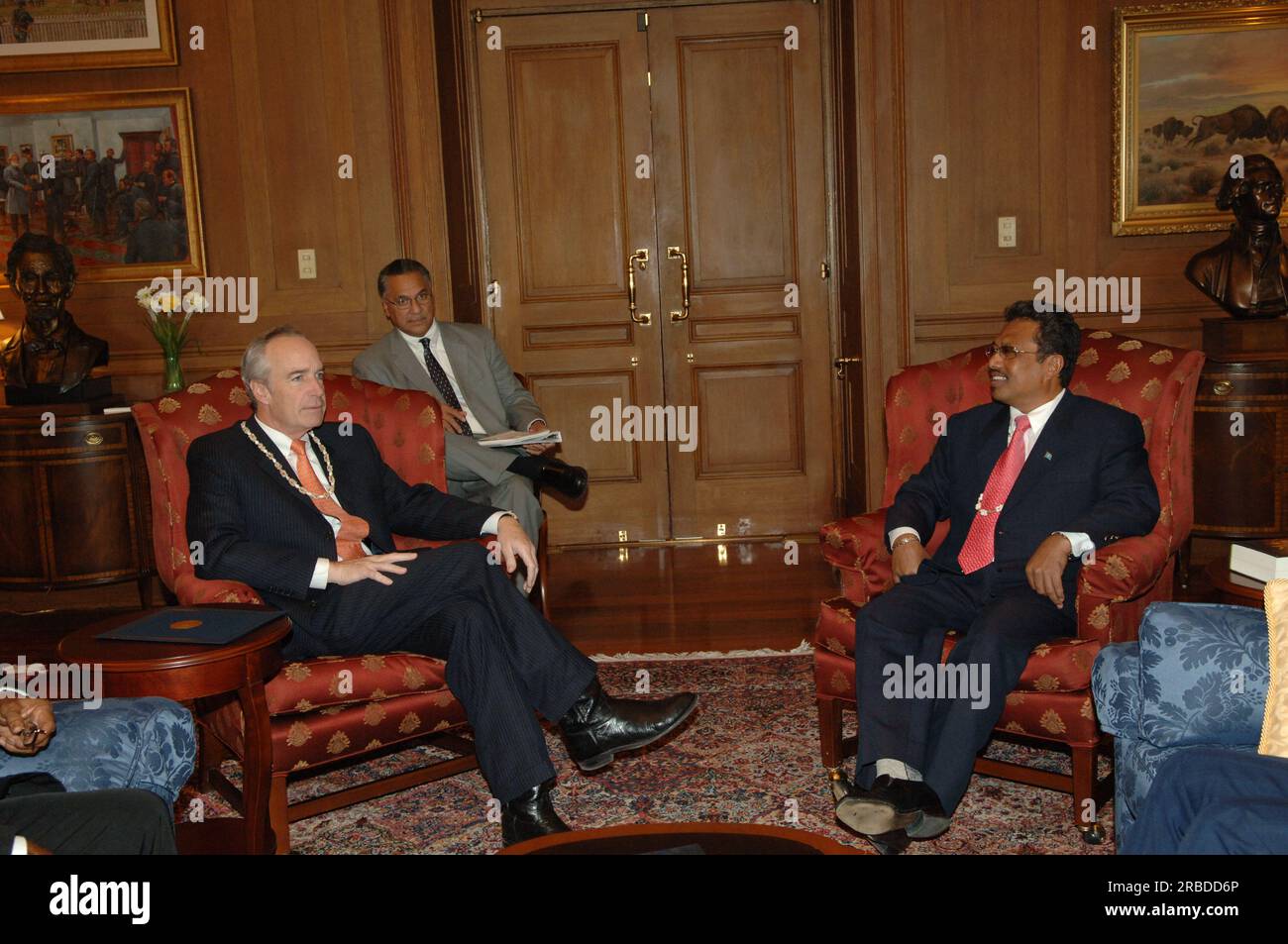 Treffen von Staatssekretär Dirk Kempthorne im Hauptinneren mit einer Regierungsdelegation der Republik Palau unter Leitung von Palau-Präsident Tommy Remengesau. Sekretär Kempthorne und Präsident Remengesau erörterten unter anderem die Möglichkeit, auf der Insel Peleliu in Palau ein nationales Kulturerbe zu errichten, sowie die bevorstehende Überprüfung des Palau-U.S. Kompakt der freien Assoziation. Stockfoto