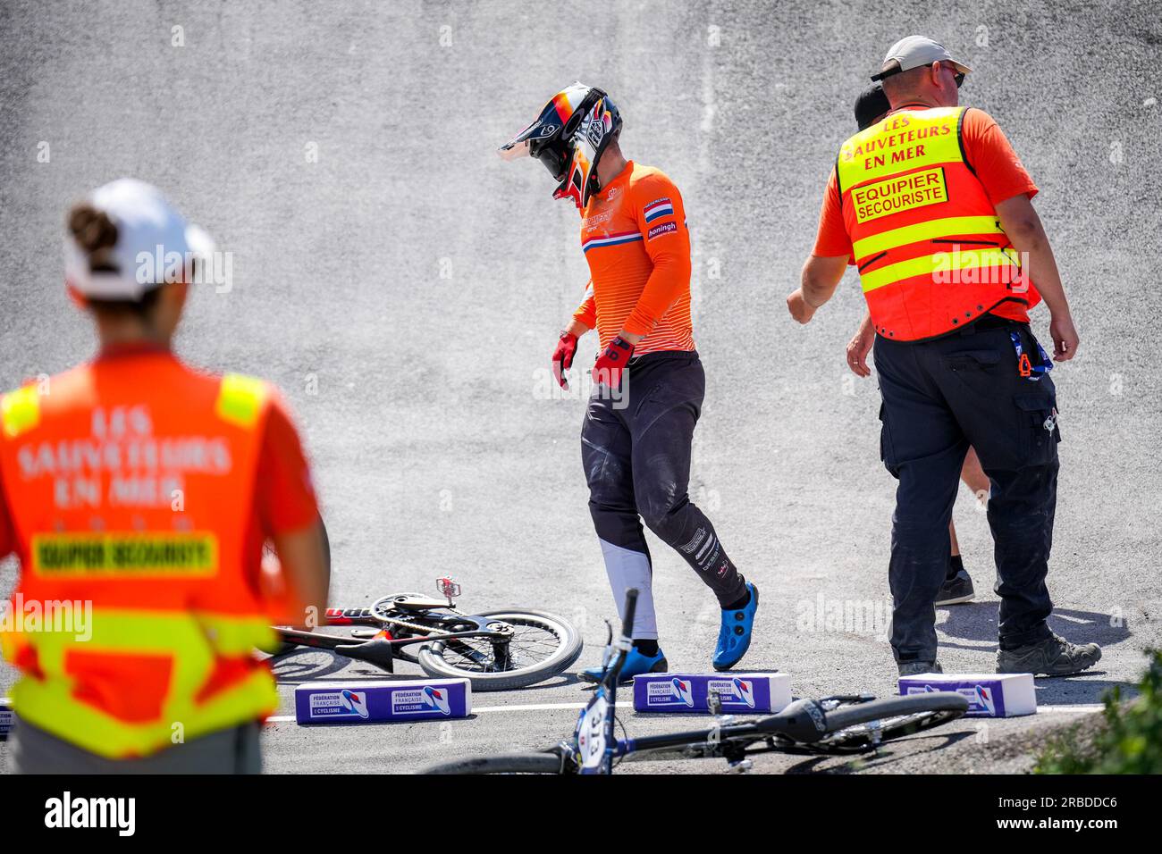 Besancon, Frankreich. 08. Juli 2023. BESANCON, FRANKREICH - JULI 8: Justin Kimmann von den niederländischen Crahes während der Teilnahme an der Elite-Runde 1 der Männer an Tag 2 der UEC BMX-Europameisterschaft 2023 beim Complexe sportif du Rosemont am 8. Juli 2023 in Besancon, Frankreich (Foto von Rene Nijhuis/BSR-Agentur). Guthaben: BSR Agency/Alamy Live News Stockfoto