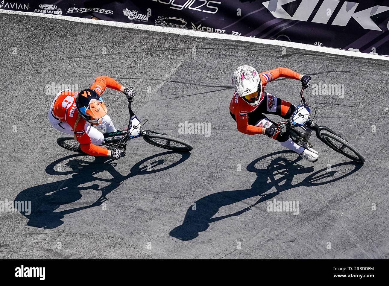 Besancon, Frankreich. 08. Juli 2023. BESANCON, FRANKREICH - JULI 8: Merel Smulders aus den Niederlanden führt vor Manon Veenstra aus den Niederlanden in der Elite-Runde der Frauen 1 an Tag 2 der UEC BMX-Europameisterschaft 2023 beim Complexe sportif du Rosemont am 8. Juli 2023 in Besancon, Frankreich (Foto von Rene Nijhuis/BSR-Agentur) Kredit: BSR Agency/Alamy Live News Stockfoto