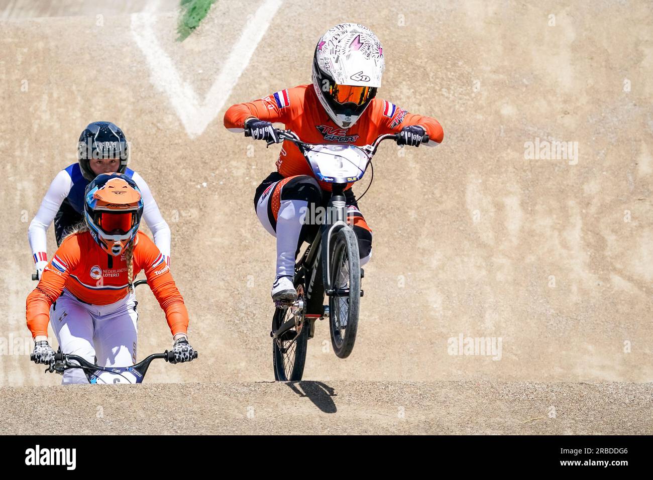 Besancon, Frankreich. 08. Juli 2023. BESANCON, FRANKREICH - JULI 8: Merel Smulders aus den Niederlanden führt vor Manon Veenstra aus den Niederlanden in der Elite-Runde der Frauen 1 an Tag 2 der UEC BMX-Europameisterschaft 2023 beim Complexe sportif du Rosemont am 8. Juli 2023 in Besancon, Frankreich (Foto von Rene Nijhuis/BSR-Agentur) Kredit: BSR Agency/Alamy Live News Stockfoto