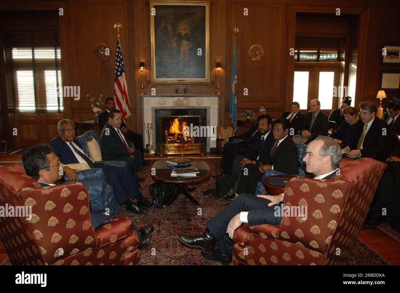 Treffen von Staatssekretär Dirk Kempthorne im Hauptinneren mit einer Regierungsdelegation der Republik Palau unter Leitung von Palau-Präsident Tommy Remengesau. Sekretär Kempthorne und Präsident Remengesau erörterten unter anderem die Möglichkeit, auf der Insel Peleliu in Palau ein nationales Kulturerbe zu errichten, sowie die bevorstehende Überprüfung des Palau-U.S. Kompakt der freien Assoziation. Stockfoto