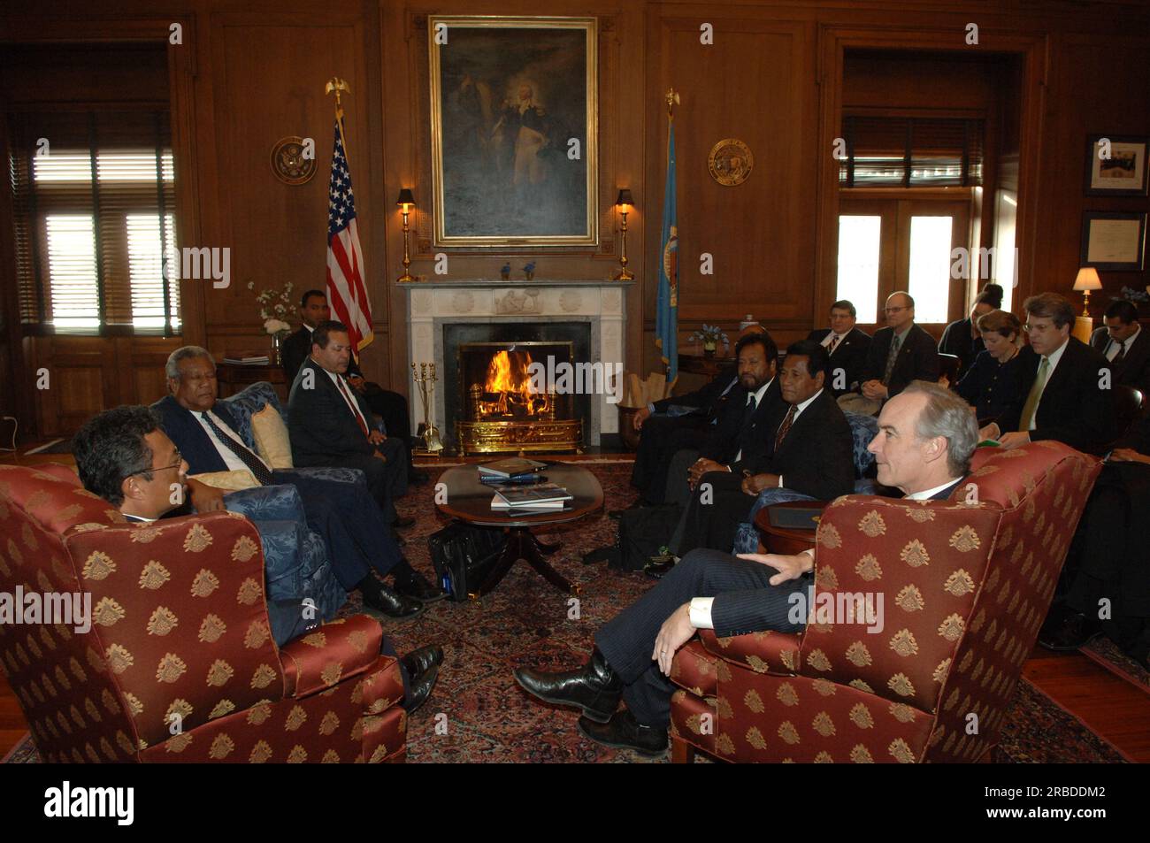 Treffen von Staatssekretär Dirk Kempthorne im Hauptinneren mit einer Regierungsdelegation der Republik Palau unter Leitung von Palau-Präsident Tommy Remengesau. Sekretär Kempthorne und Präsident Remengesau erörterten unter anderem die Möglichkeit, auf der Insel Peleliu in Palau ein nationales Kulturerbe zu errichten, sowie die bevorstehende Überprüfung des Palau-U.S. Kompakt der freien Assoziation. Stockfoto