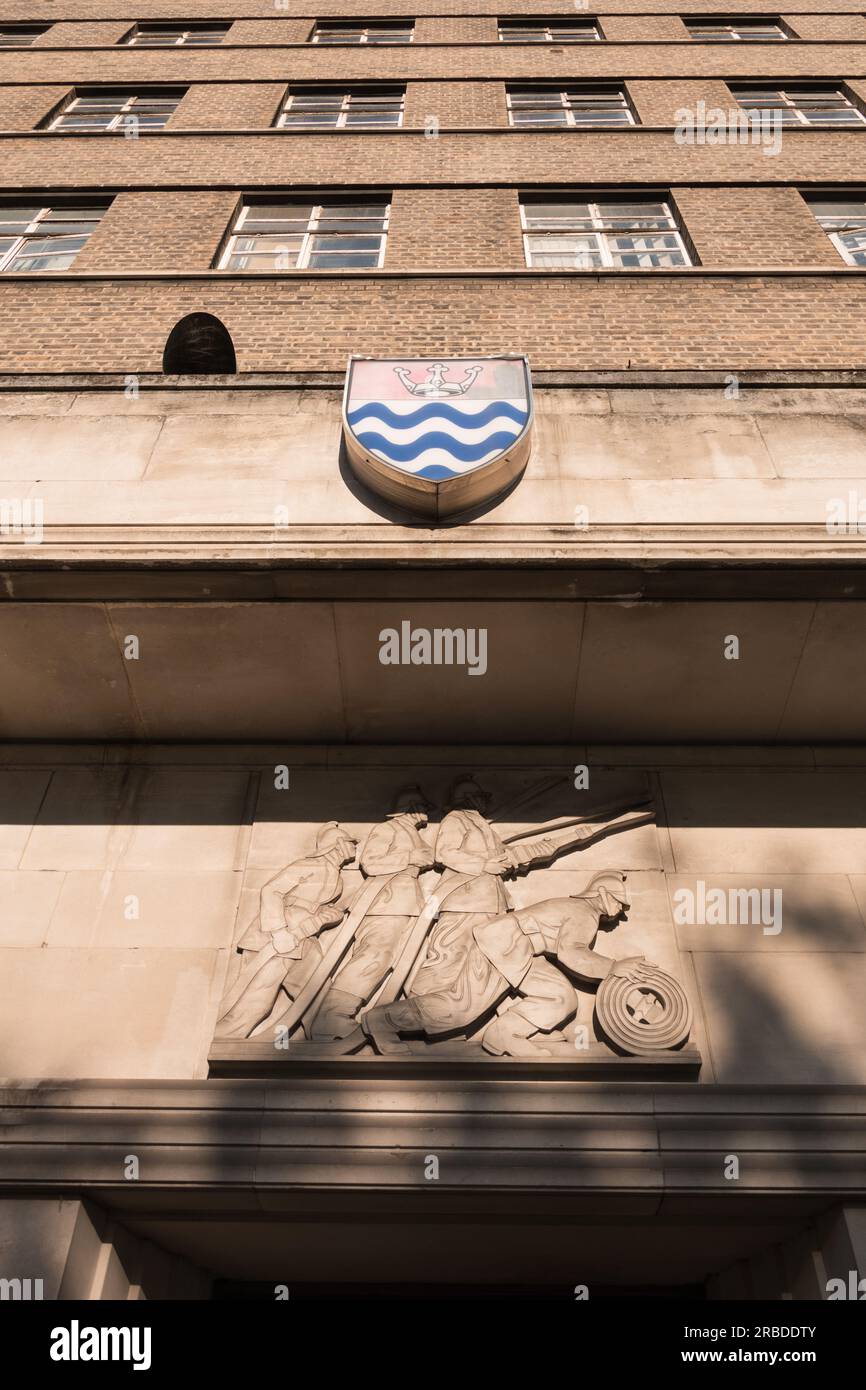 Ein geschnitztes Relief von Gilbert Bayes im ehemaligen Hauptquartier der Londoner Feuerwehr, Lambeth Feuerwache, Albert Embankment, Lambeth, London, GROSSBRITANNIEN Stockfoto