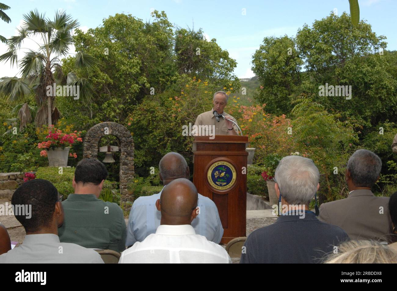 Besuch von Sekretär Dirk Kempthorne und Helfern von St. Croix, USA Jungferninseln, für Ausflüge zum Estate Grange Alexander Hamilton Boyhood Home, Juan F. Luis Hospital, und andere natürliche und entwickelte Stätten, sowie Gespräche mit Mitarbeitern des National Park Service und Beamten der Jungferninseln. Minister Kempthorne nahm an einer Pressekonferenz und an einer Veranstaltung zur Unterzeichnung der Vereinbarung Teil, bei der Zuschüsse für das Volk und die natürlichen Ressourcen der Jungferninseln vergeben wurden, und schloss sich dem Gouverneur der Jungferninseln John de Jongh, Jr., der Delegierten der Jungferninseln im Kongress Donna Christian Christiansen und anderen Führern an Stockfoto