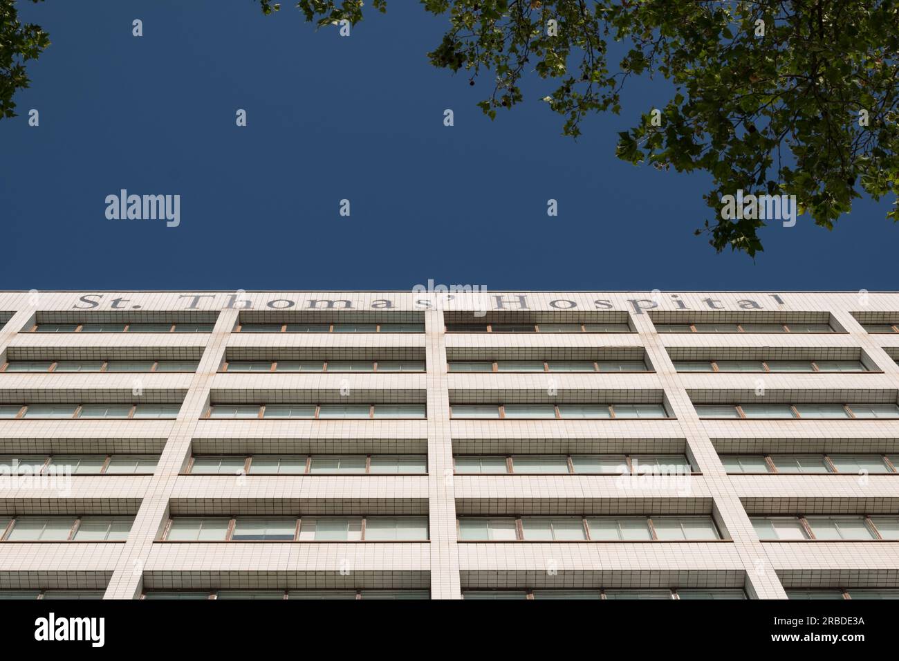 Die Fassade des St. Thomas' Hospital South Wing Building and Lettering, Lambeth, London, England, Großbritannien Stockfoto