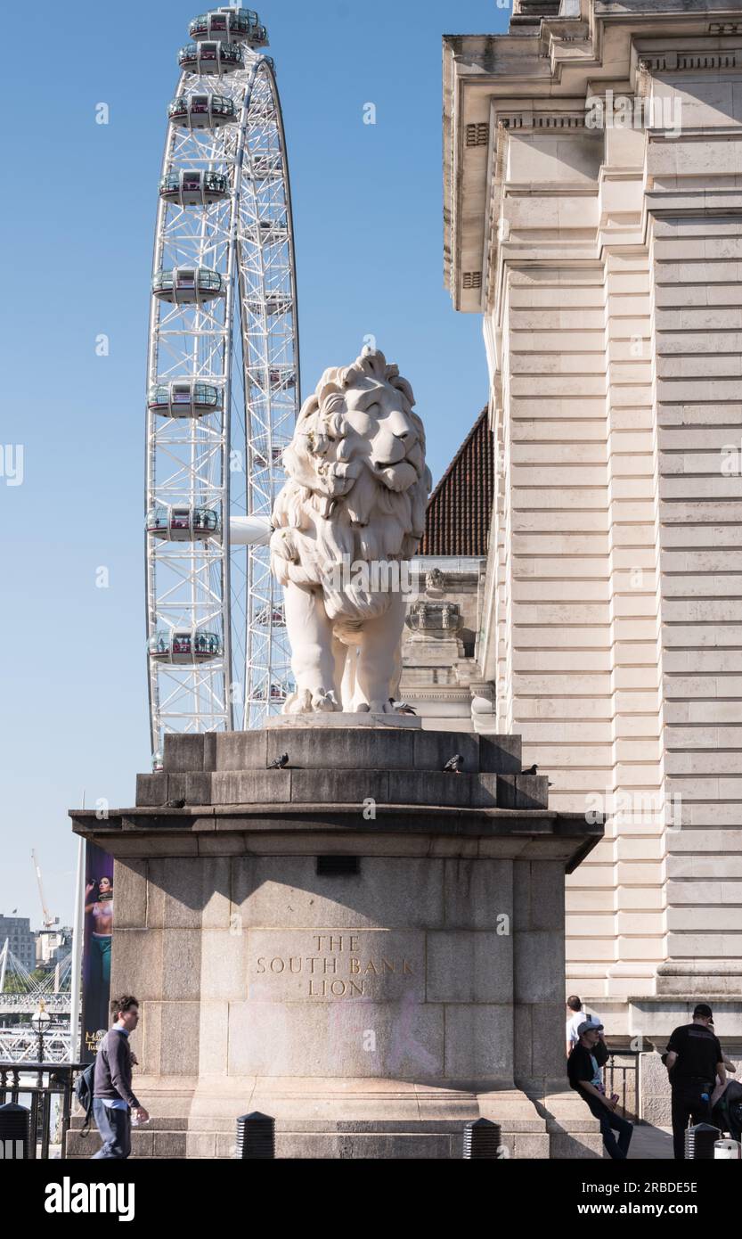 Das Coade Stone South Bank Lion neben dem Rathaus und dem Millenium Wheel an der Londoner Southbank, London, England, Großbritannien Stockfoto