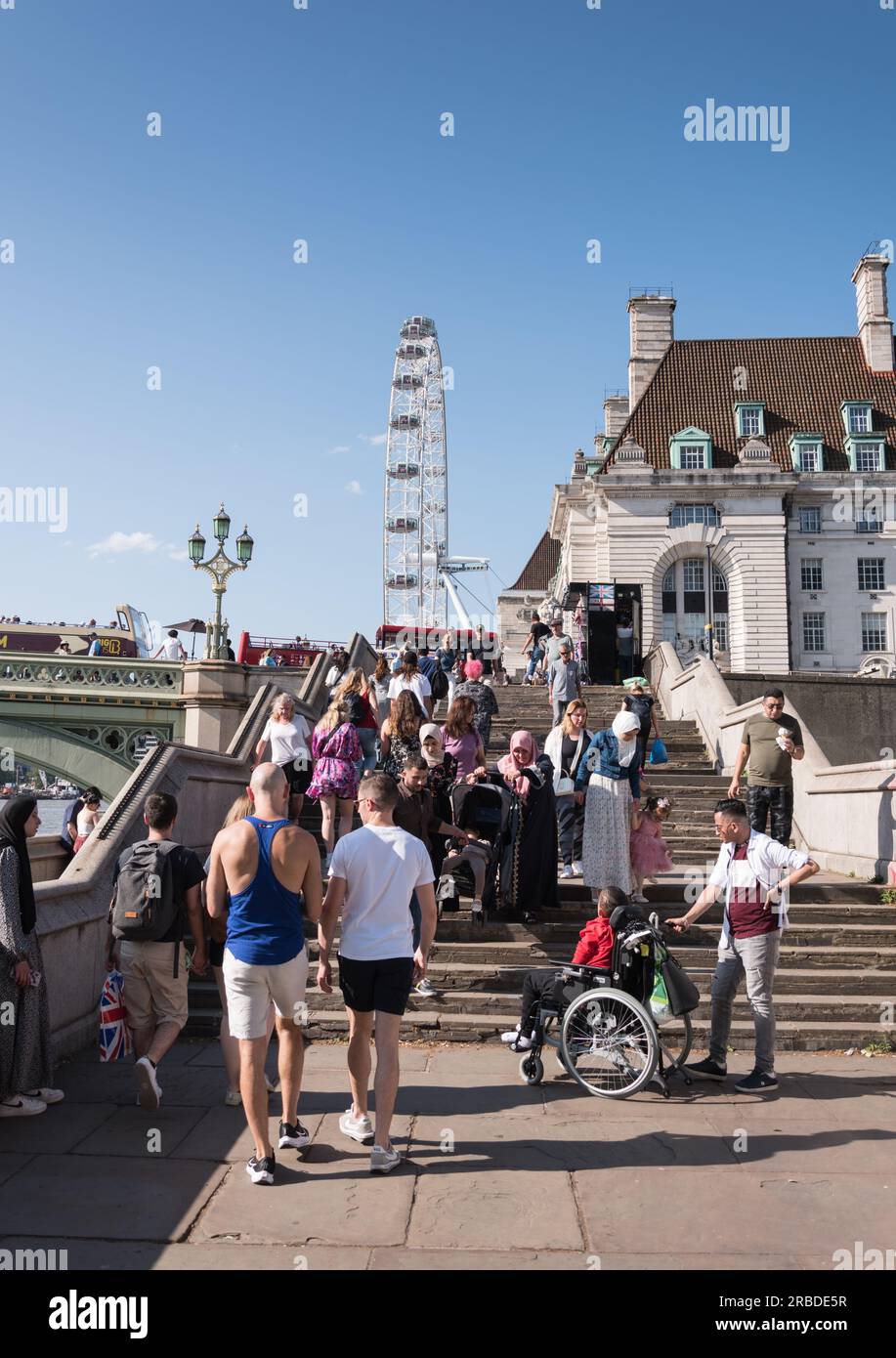Ein behinderter Junge im Rollstuhl und seine Familie versuchen, die Treppen zur Westminster Bridge auf Londons Southbank, London, England, Großbritannien, zu navigieren Stockfoto