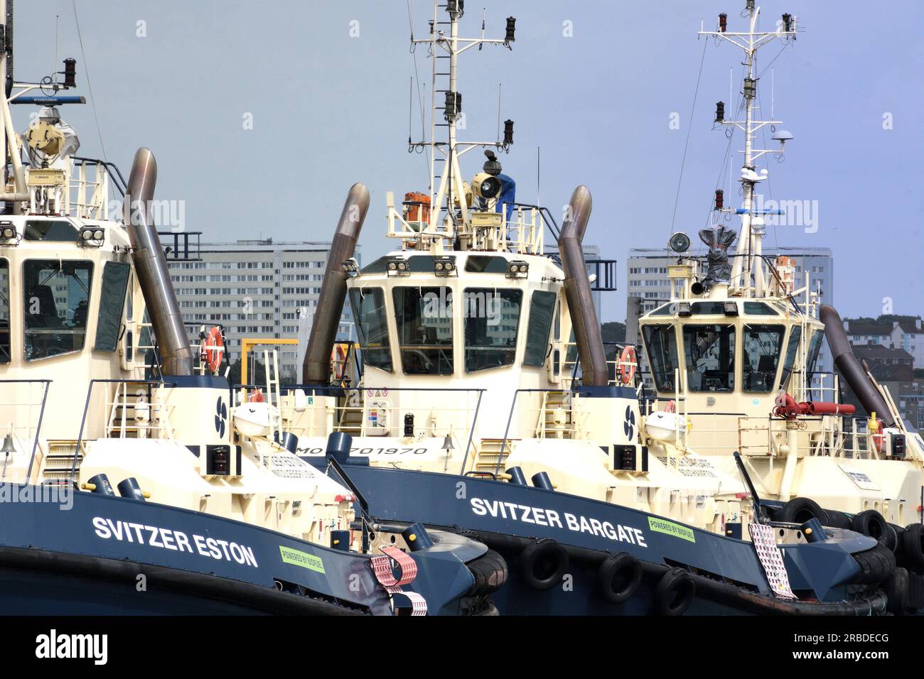 Drei große Schleppboote sind bereit für die Arbeit auf dem Fluss Solent in Southampton Docks. Stockfoto