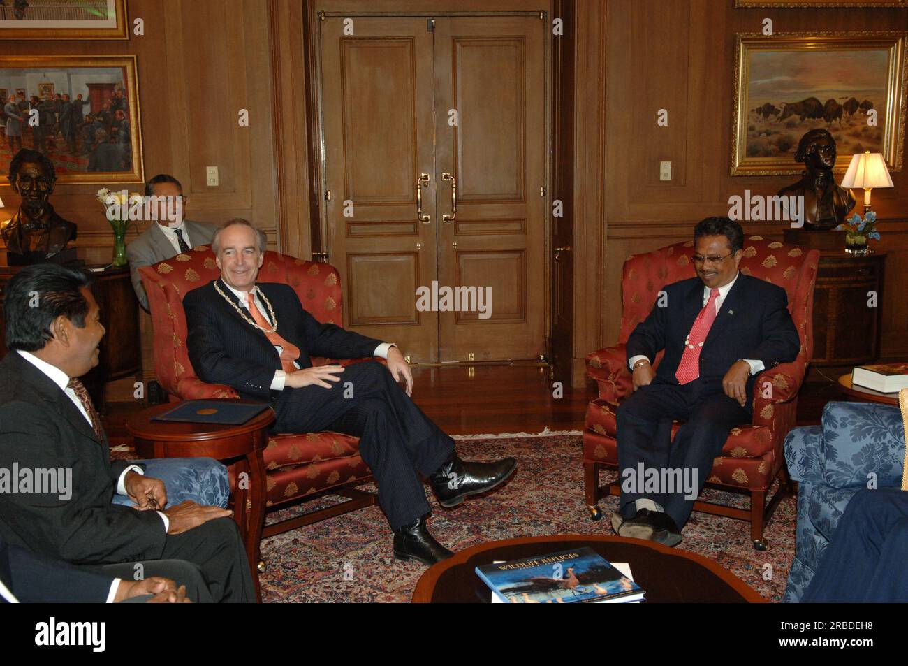 Treffen von Staatssekretär Dirk Kempthorne im Hauptinneren mit einer Regierungsdelegation der Republik Palau unter Leitung von Palau-Präsident Tommy Remengesau. Sekretär Kempthorne und Präsident Remengesau erörterten unter anderem die Möglichkeit, auf der Insel Peleliu in Palau ein nationales Kulturerbe zu errichten, sowie die bevorstehende Überprüfung des Palau-U.S. Kompakt der freien Assoziation. Stockfoto