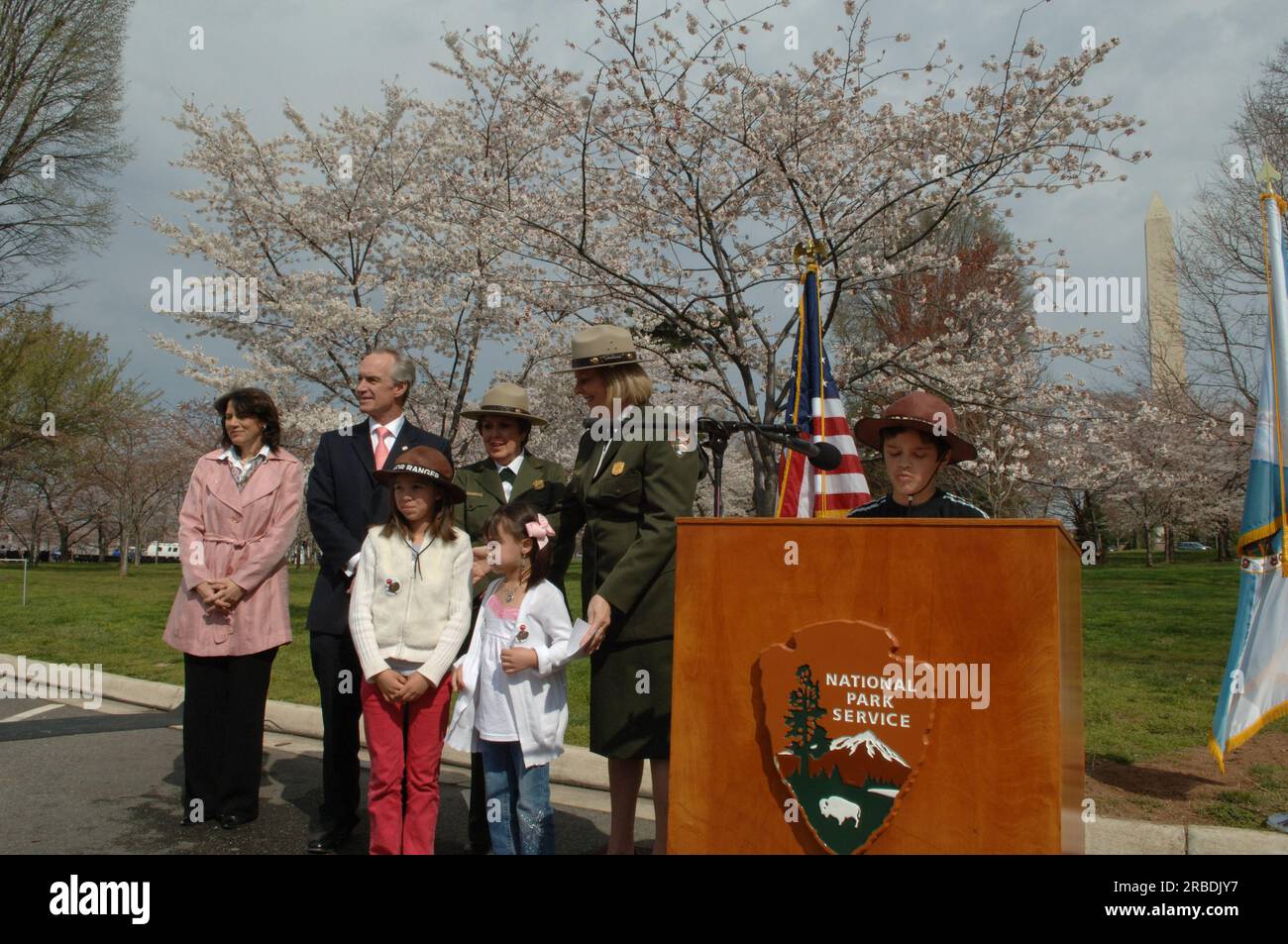 Besuch von Minister Dirk Kempthorne in Washington, D.C. Tidal Basin und Umgebung, wo er zu National Park Service Director Mary Bomar, National Mall and Memorial Parks Superintendent Peggy O'Dell und National Cherry Blossom Festival, Inc. Ging Präsidentin Diana Mayhew für eine Pressekonferenz zur Ankündigung neuer und verbesserter Besucherdienste in der National Mall rechtzeitig zum Cherry Bloossom Festival 2008. Der Minister sprach auch mit Mitarbeitern des National Park Service in den USA Parkpolizei und Besucher rund um das Tidal Basin und die National Mall. Stockfoto