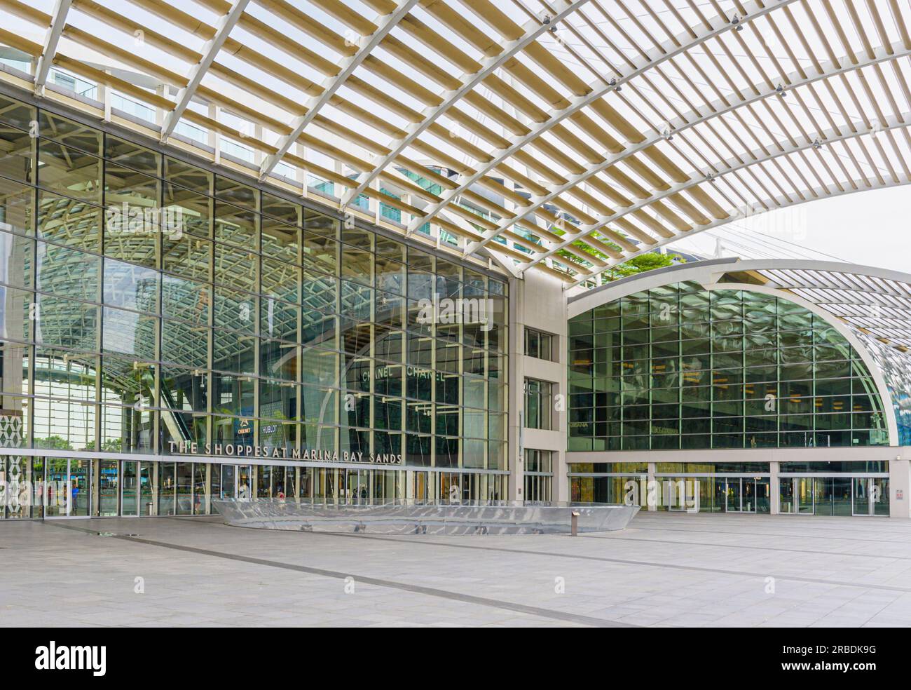 Die Glasfassade des The Shoppes at Marina Bay Sands, Marina Bay, Singapur Stockfoto