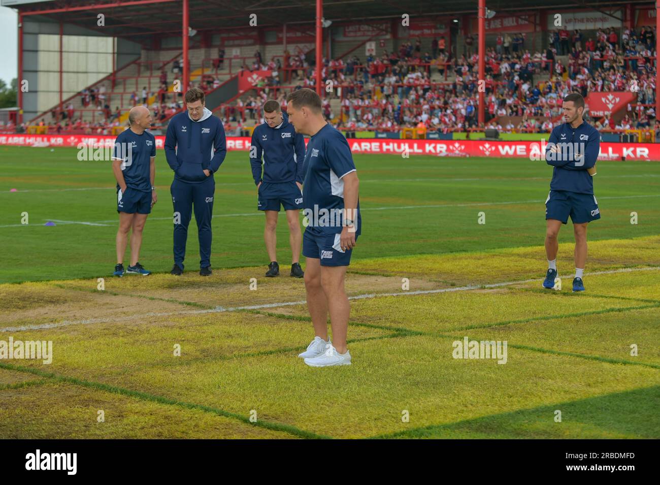 RFL-Beamte inspizieren das Spielfeld nach 2 Live-Konzerten im Vorfeld des Spiels der Betfred Super League Runde 18 zwischen Hull KR und Hull FC im Sewell Group Craven Park, Kingston upon Hull, Großbritannien, 9. Juli 2023 (Foto: Craig Cresswell/News Images) Stockfoto