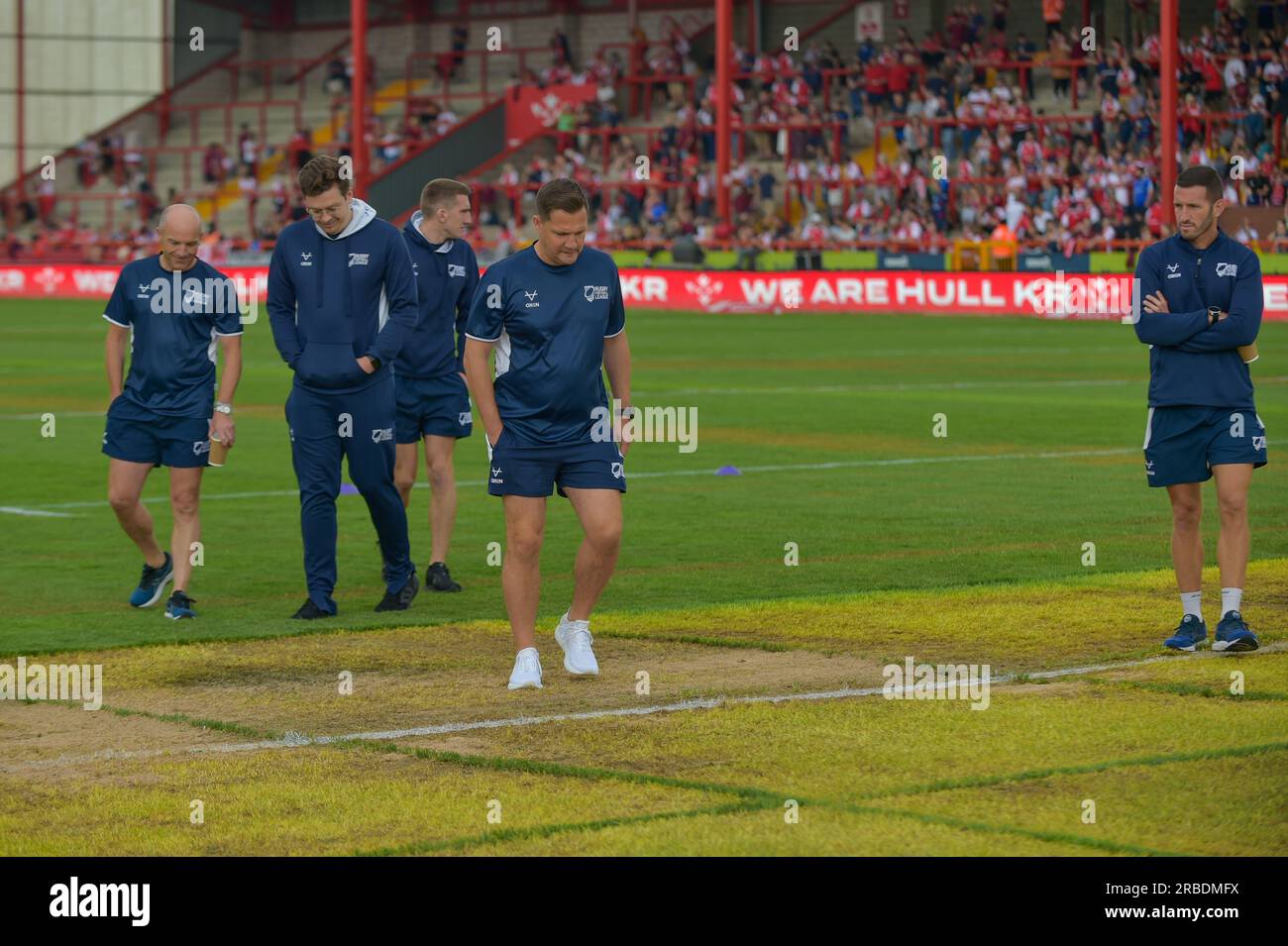 RFL-Beamte inspizieren das Spielfeld nach 2 Live-Konzerten im Vorfeld des Spiels der Betfred Super League Runde 18 zwischen Hull KR und Hull FC im Sewell Group Craven Park, Kingston upon Hull, Großbritannien, 9. Juli 2023 (Foto: Craig Cresswell/News Images) Stockfoto