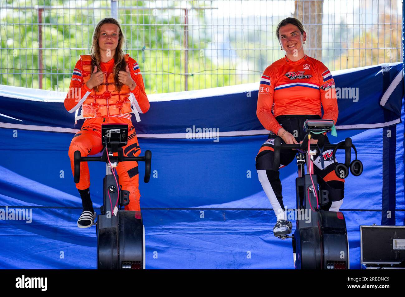 Besancon, Frankreich. 08. Juli 2023. BESANCON, FRANKREICH - JULI 8: Michelle Wissing (Niederlande) und Merel Smulders (Niederlande) wärmen sich am 2. Tag der UEC-BMX-Europameisterschaft 2023 auf der Complexe sportif du Rosemont am 8. Juli 2023 in Besancon (Foto von Rene Nijhuis/BSR-Agentur) auf. Kredit: BSR Agency/Alamy Live News Stockfoto