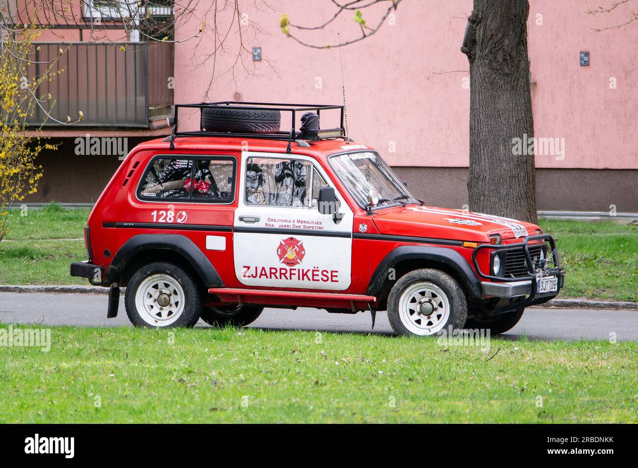 OSTRAVA, TSCHECHISCHE REPUBLIK - 13. APRIL 2023: Lada Niva Zjarrfikese Russisches Auto der Feuerwehr, ursprünglich aus Albany oder Nordmazedonien Stockfoto