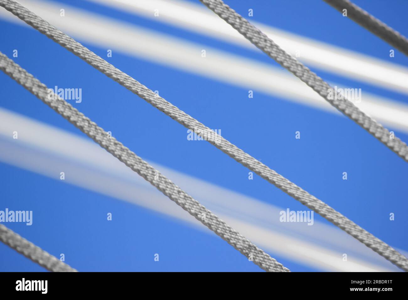 Die Seile sind bunt am blauen Himmel. Stockfoto