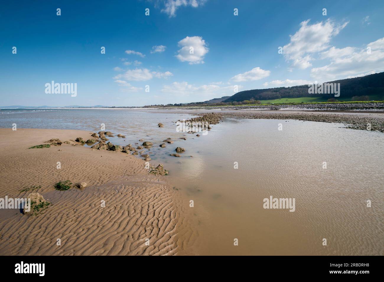 Llanddulas Beach an der Küste von Nordwales Conwy County mit Überresten alter Fischfallen bei sehr niedriger Frühlingsflut Stockfoto