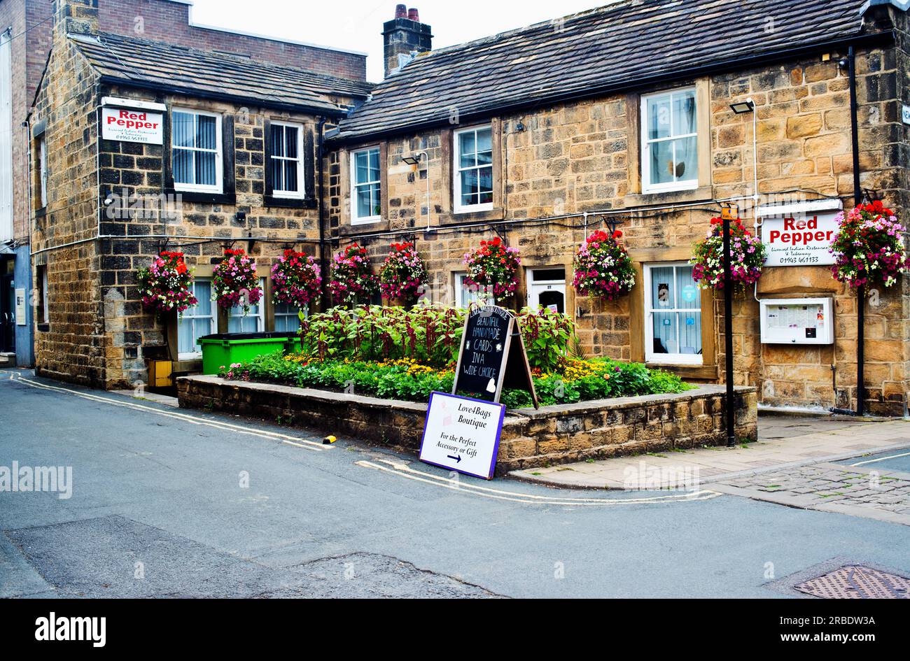 Boutique und indisches Restaurant, Newmarket, Otley, West Yorkshire, England Stockfoto