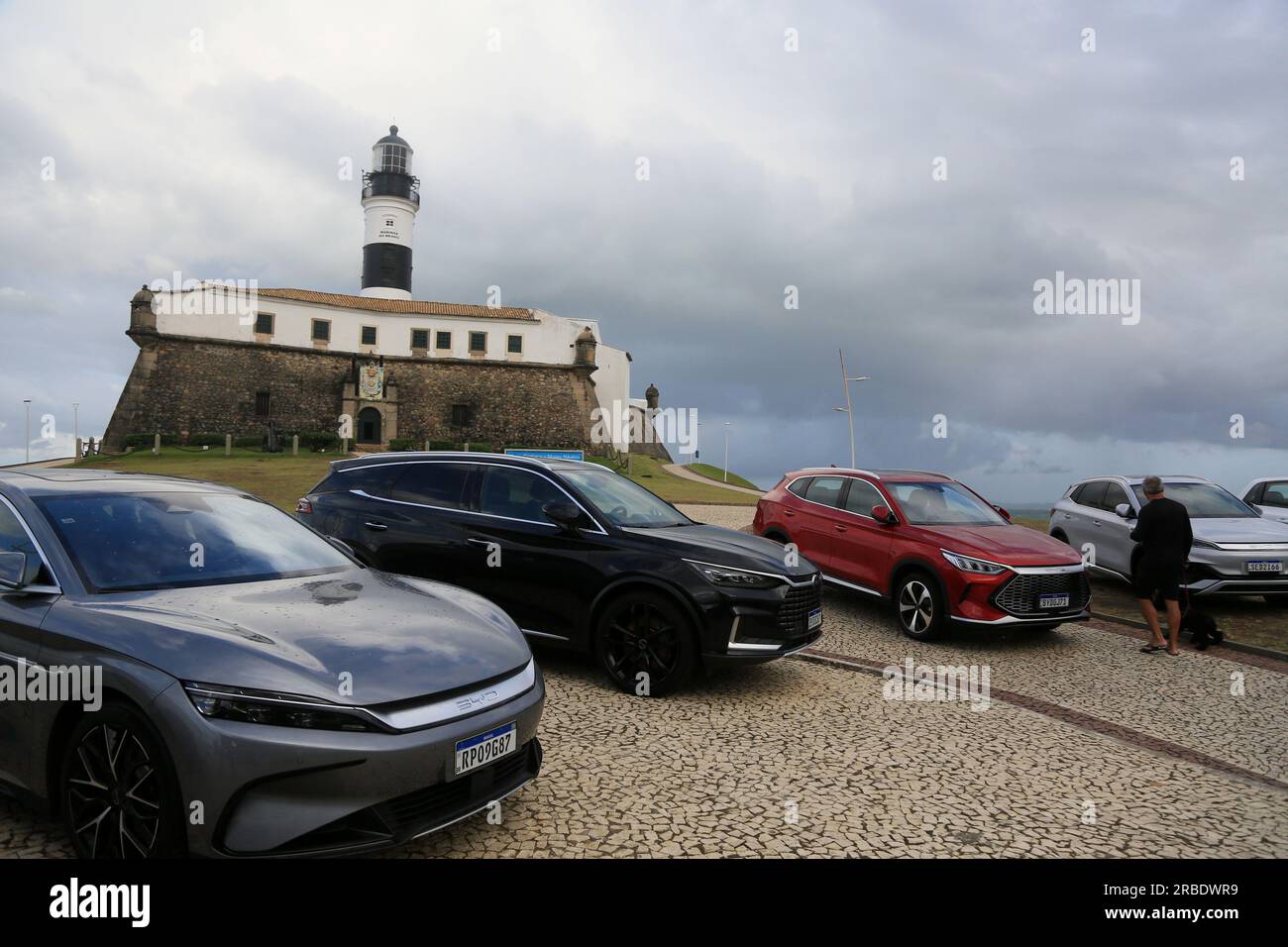 salvador, bahia, brasilien - 4. juli 2023: Fahrzeuge werden auf Farol da Barra während der Werkseinführung des chinesischen Automobilherstellers BYD ausgestellt, der eine fa Stockfoto