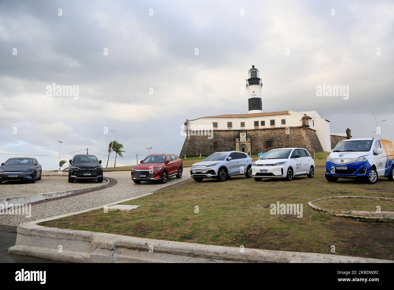 salvador, bahia, brasilien - 4. juli 2023: Fahrzeuge werden auf Farol da Barra während der Werkseinführung des chinesischen Automobilherstellers BYD ausgestellt, der eine fa Stockfoto