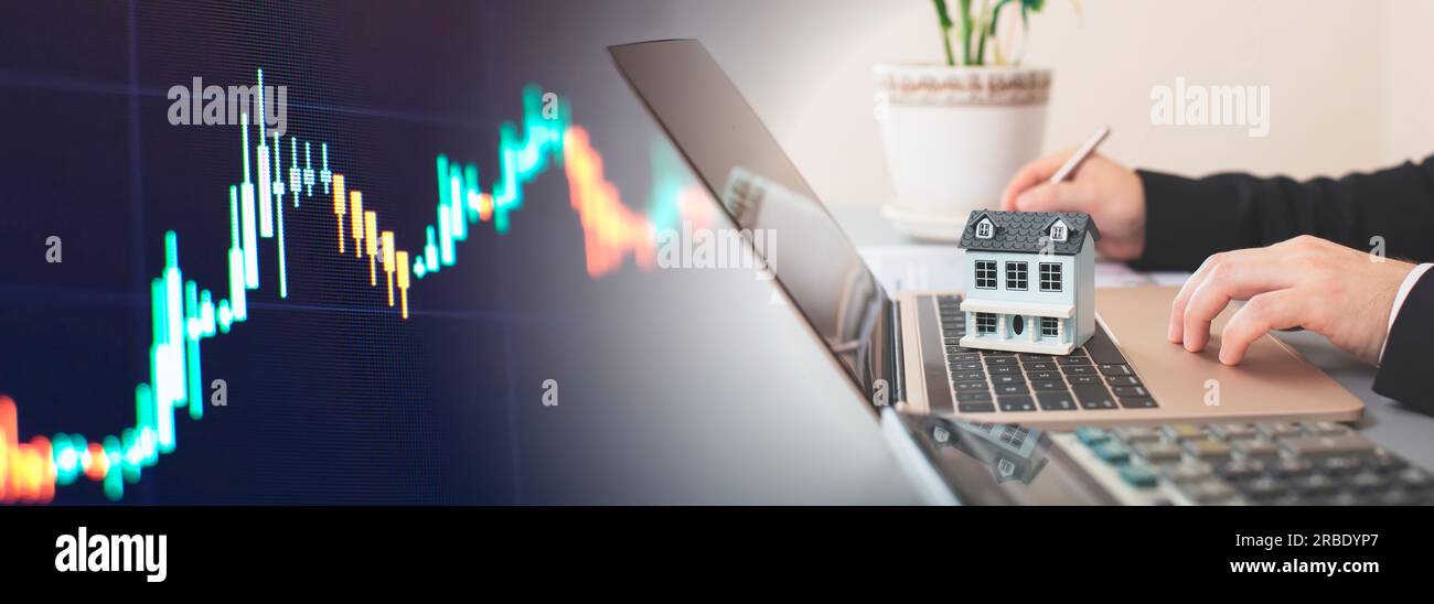 Das Konzept des Kaufs und Verkaufs von Immobilien. Ein Mann mit einem Modell eines Hauses im Hintergrund Stockfoto