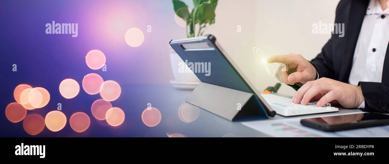 Geschäftsmann, der ein Notebook mit einer Glühbirne auf unscharfem Hintergrund verwendet. Stockfoto