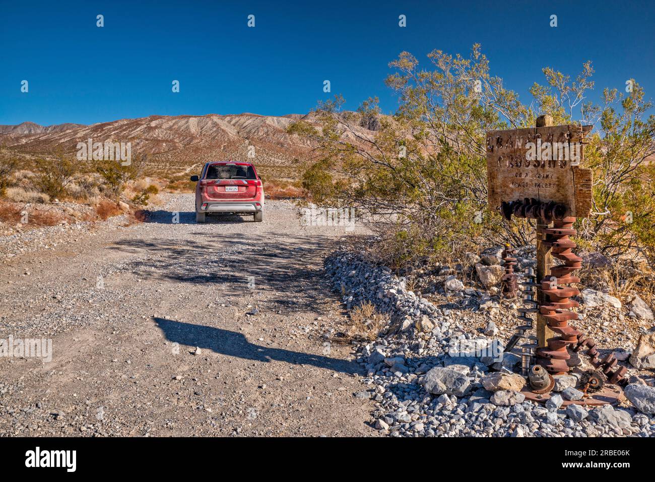 Schild am Crankshaft Crossing, Nebenstraße nach Lida, Nevada, abseits der Big Pine Road, Last Chance Range, Death Valley National Park, Kalifornien, USA Stockfoto