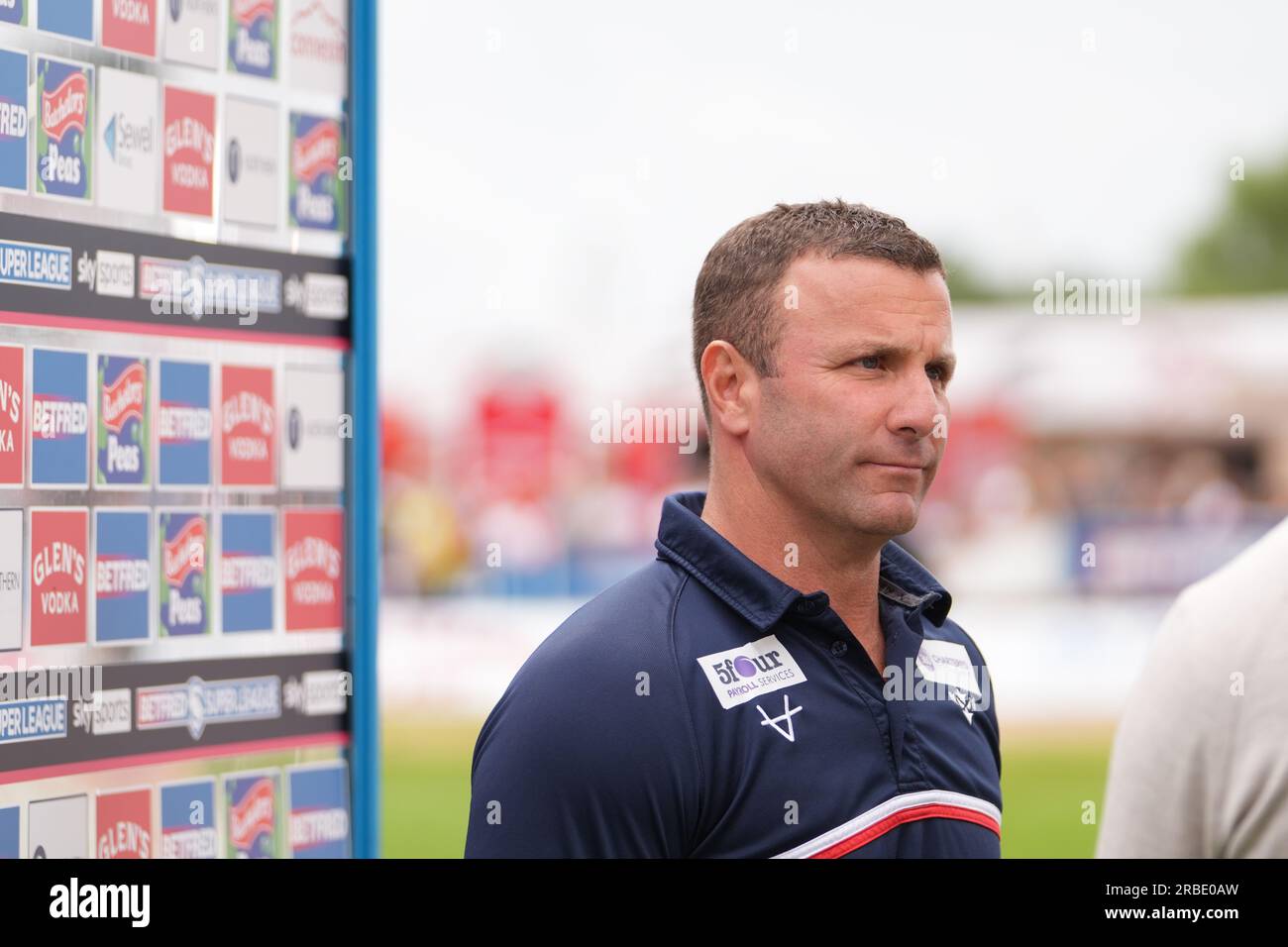 Hull, UK. 9. Juli 2023. Hull KR gegen Hull FC. Willie Peters, Cheftrainer von Hull KR, wird vor dem Spiel von Sky Sports interviewt. Kredit: Paul Whitehurst/Alamy Live News Stockfoto