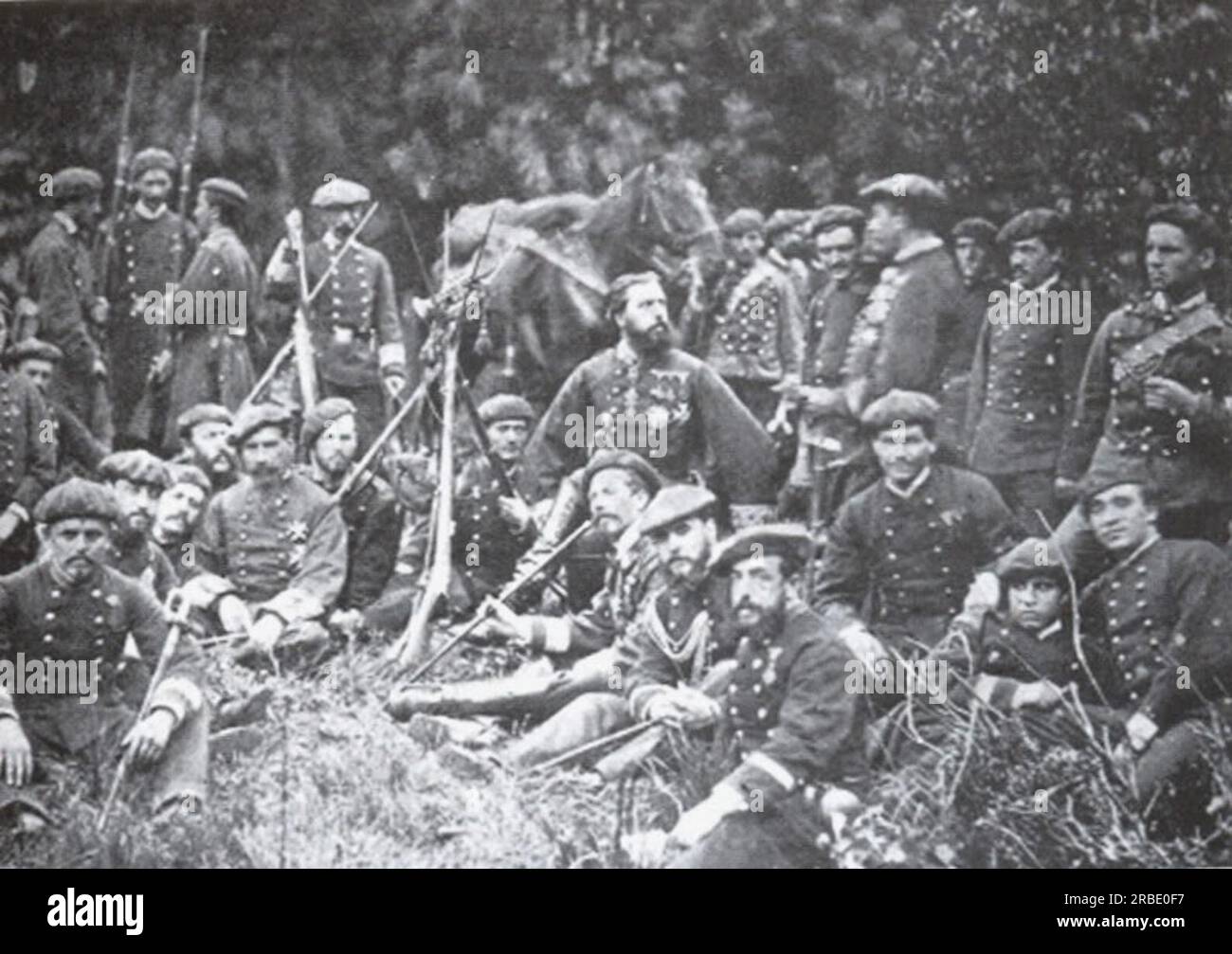 Carlist-Anspruchssteller Carlos VII (Mitte, mit Bart) mit Mitgliedern seines Generalstabs und Soldaten während des Dritten Carlist-Krieges, wahrscheinlich nahe Tolosa 1875 von Felix Nadar Stockfoto