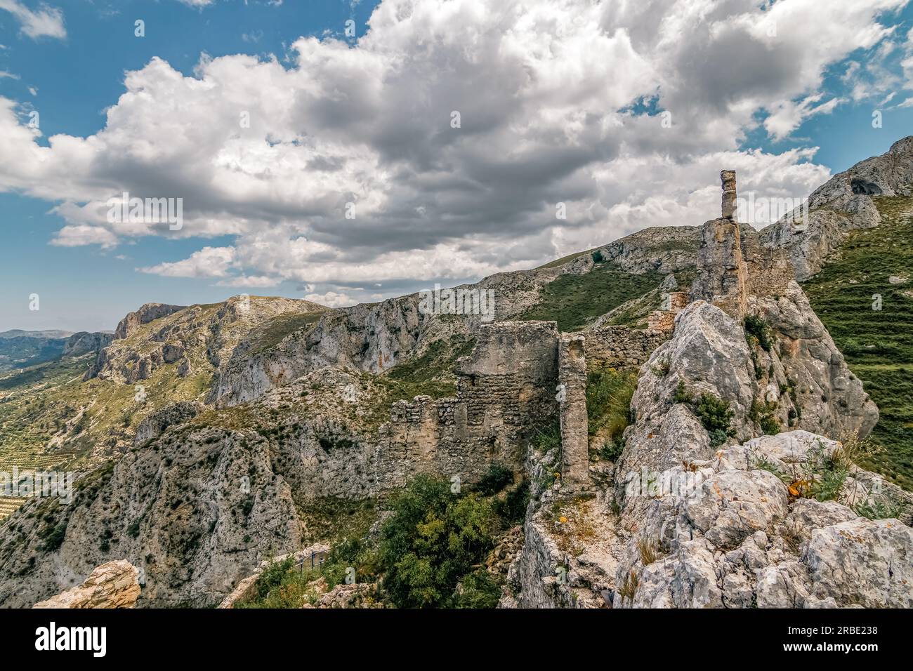 Ruinen der Burg Benissili oder Alcalà. Es war die Residenz des berühmten maurischen Führers Al-Azraq. Es stammt aus dem 11. Jahrhundert. Befindet sich in Stockfoto