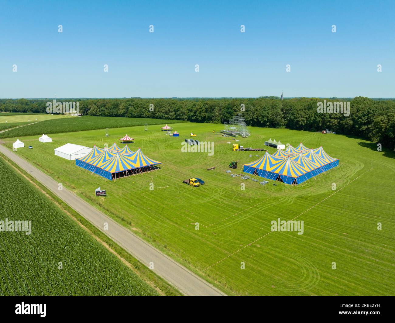 Feld mit zwei großen Eventzelten, die für ein Festival vorbereitet werden Stockfoto