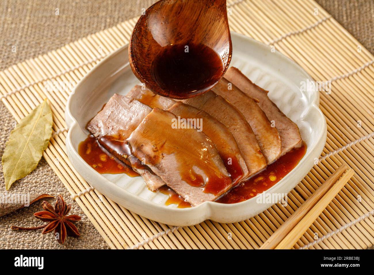Traditionelle, köstliche marinierte Schweinegreifenzunge Stockfoto