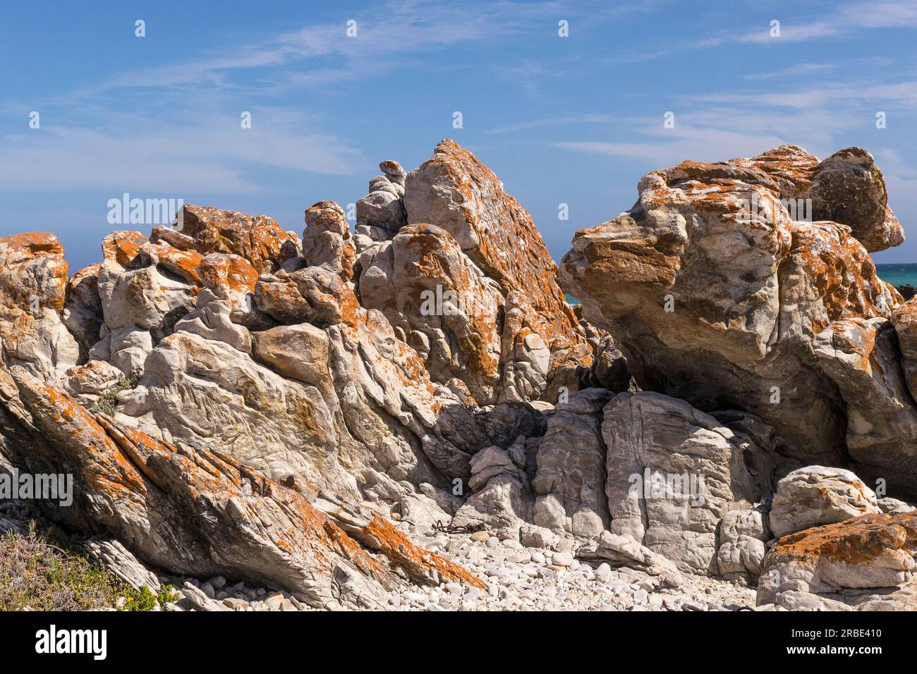 Steinbildung und weiße Felsen am Strand Stockfoto