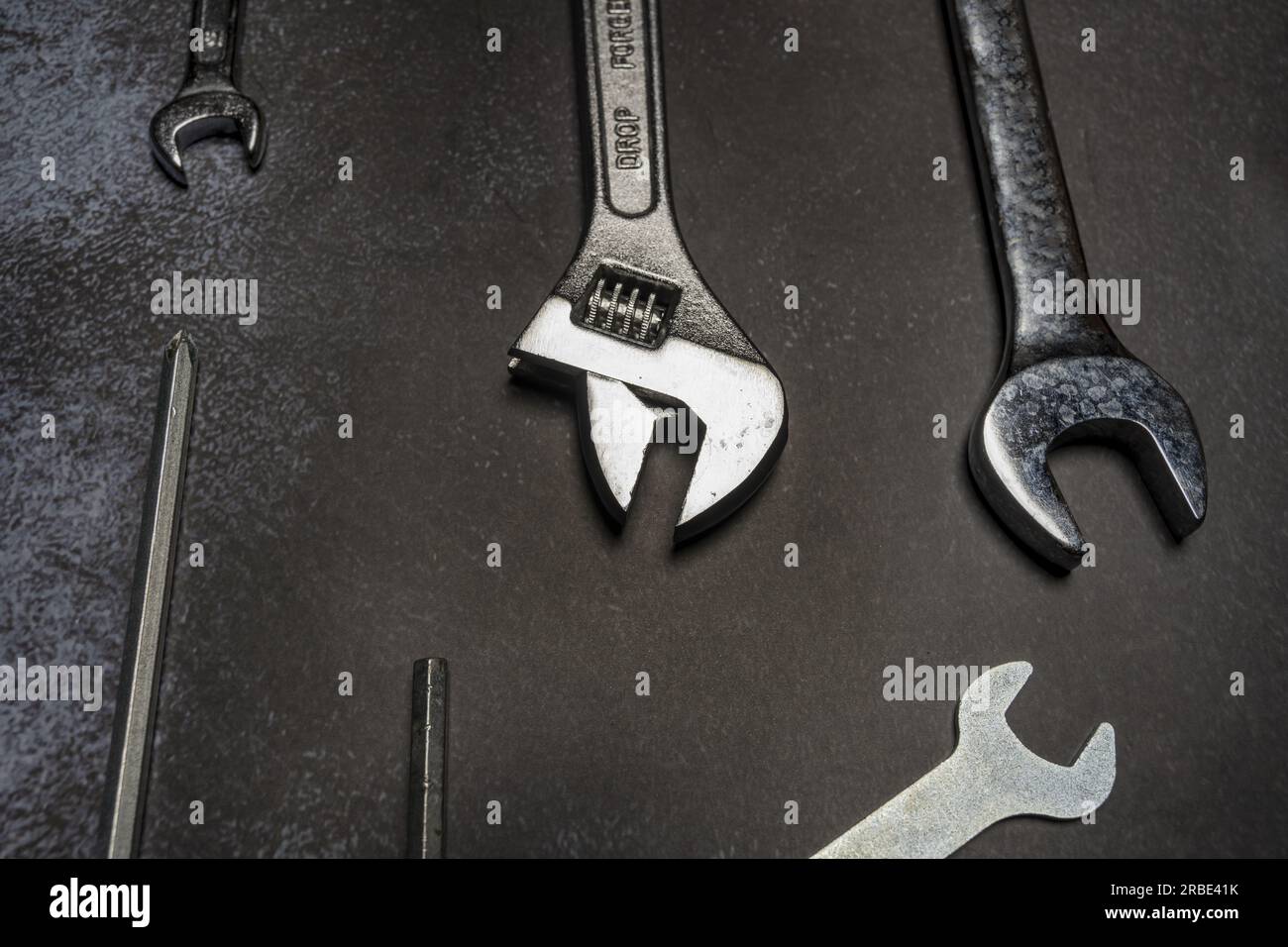 Tasten für regelmäßige Hausreparaturen auf dunklem Hintergrund Stockfoto