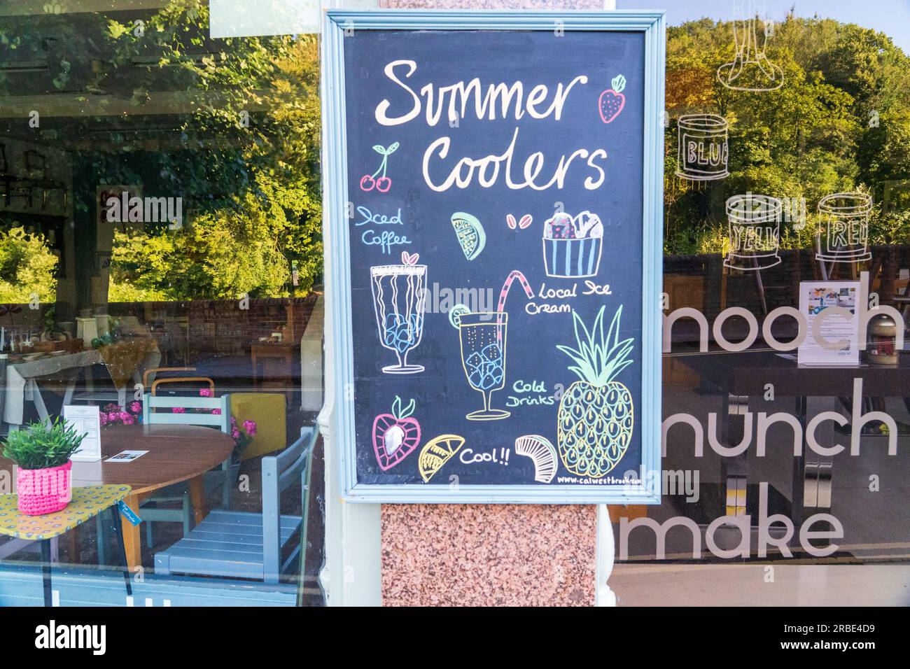 Ironbridge, Großbritannien - Juli 06 2023: Sommergetränke auf einer Tafel vor dem Trüffles Cafe in Ironbridge, Großbritannien Stockfoto