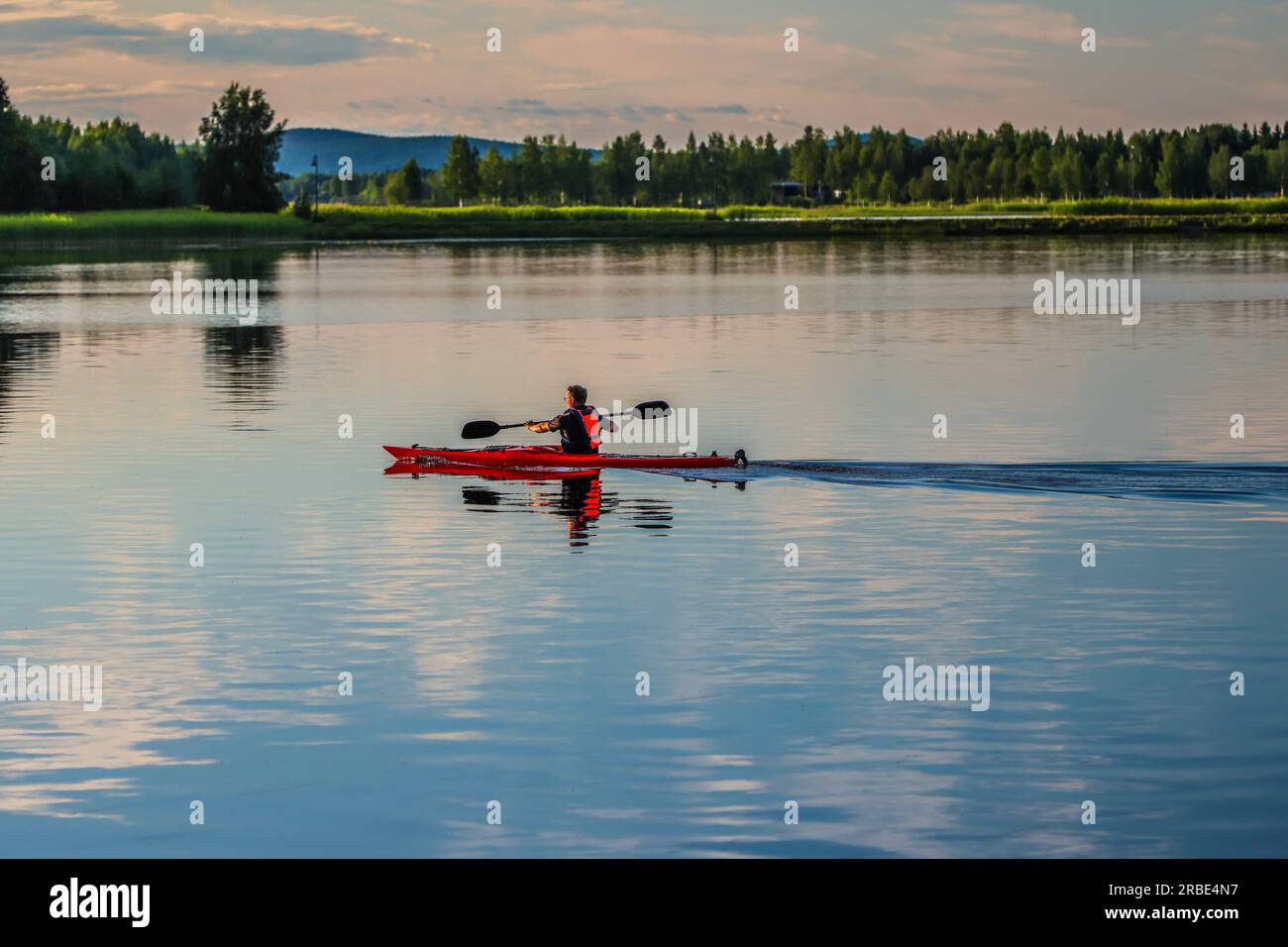 Kajaktour am Sommerabend Stockfoto