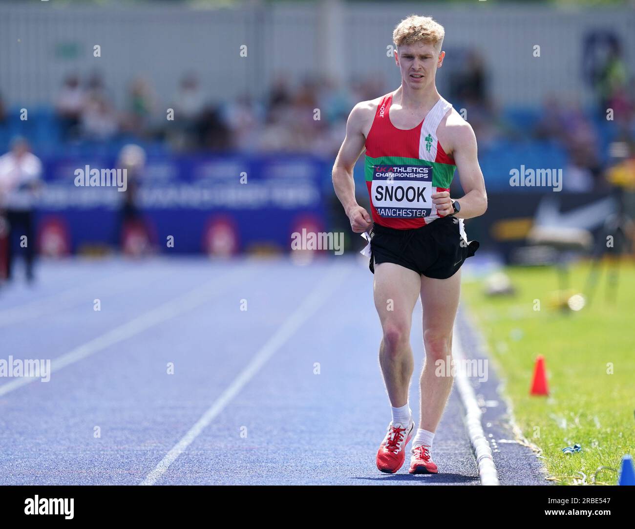 Christopher Snook auf dem Weg, den 5000m-Walk der Herren am zweiten Tag der britischen Leichtathletik-Meisterschaft und der Weltmeisterschaft in der Manchester Regional Arena zu gewinnen. Foto: Sonntag, 9. Juli 2023. Stockfoto