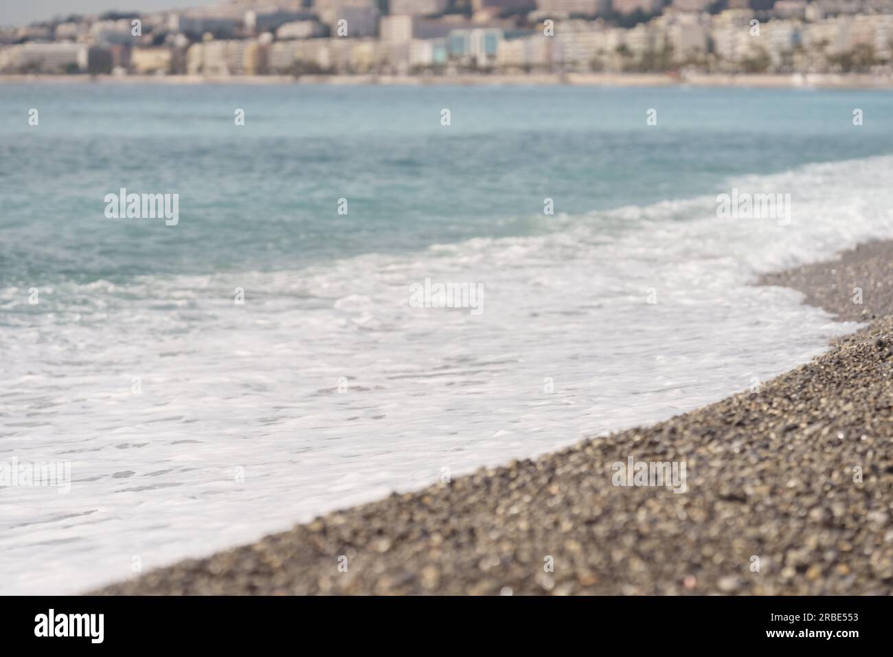 Morgenwellen am Kiesstrand in Nizza, Frankreich, Reiseinhalt Stockfoto